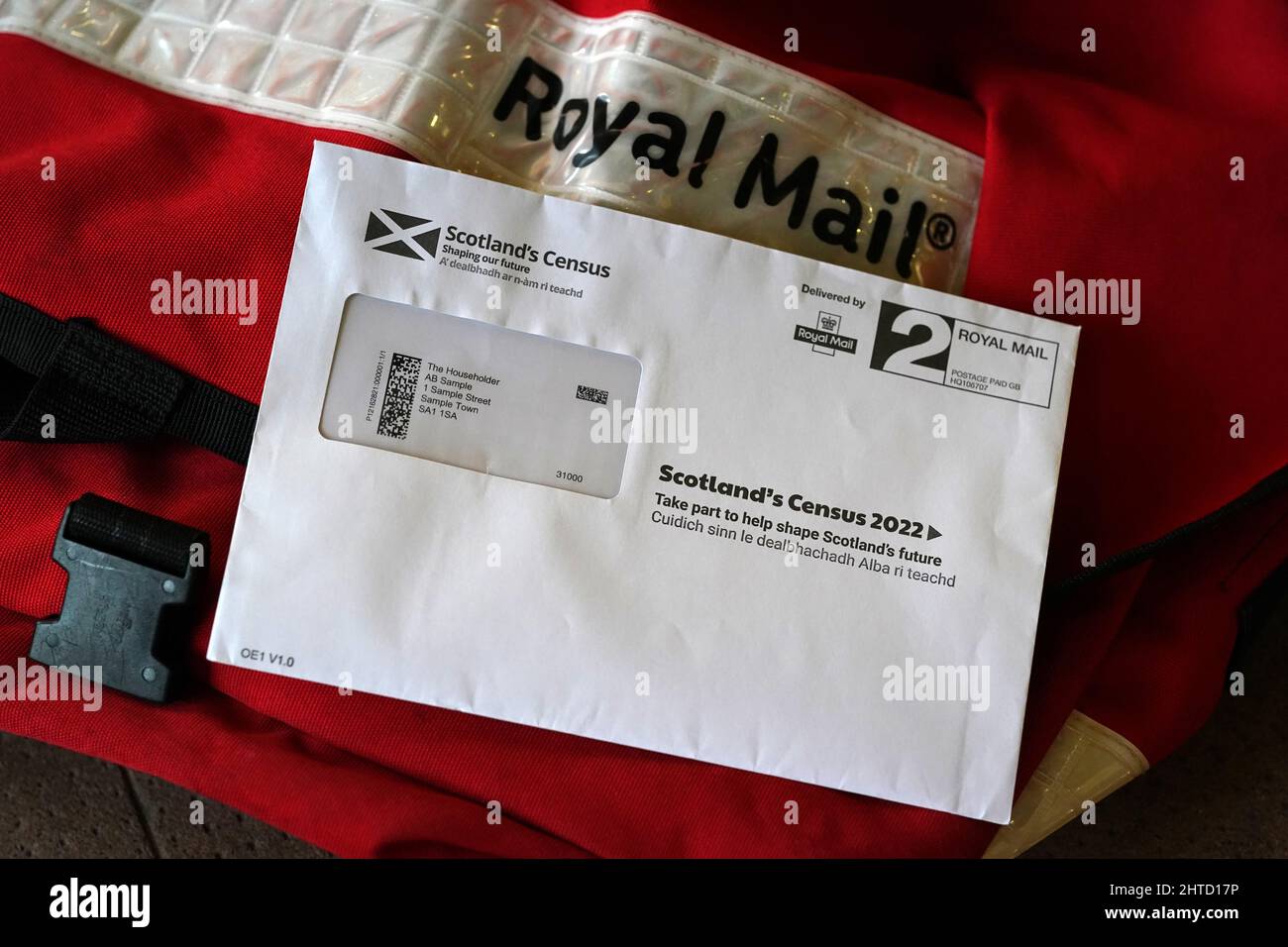 Ein Musterbrief der schottischen Volkszählung sitzt während der Einführung der schottischen Volkszählung 2022 an der University of Glasgow auf einem Royal Mail-Beutel, während die Royal Mail beginnt, Volkszählungsbriefe an jeden Haushalt in Schottland zu liefern. Bilddatum: Montag, 28. Februar 2022. Stockfoto