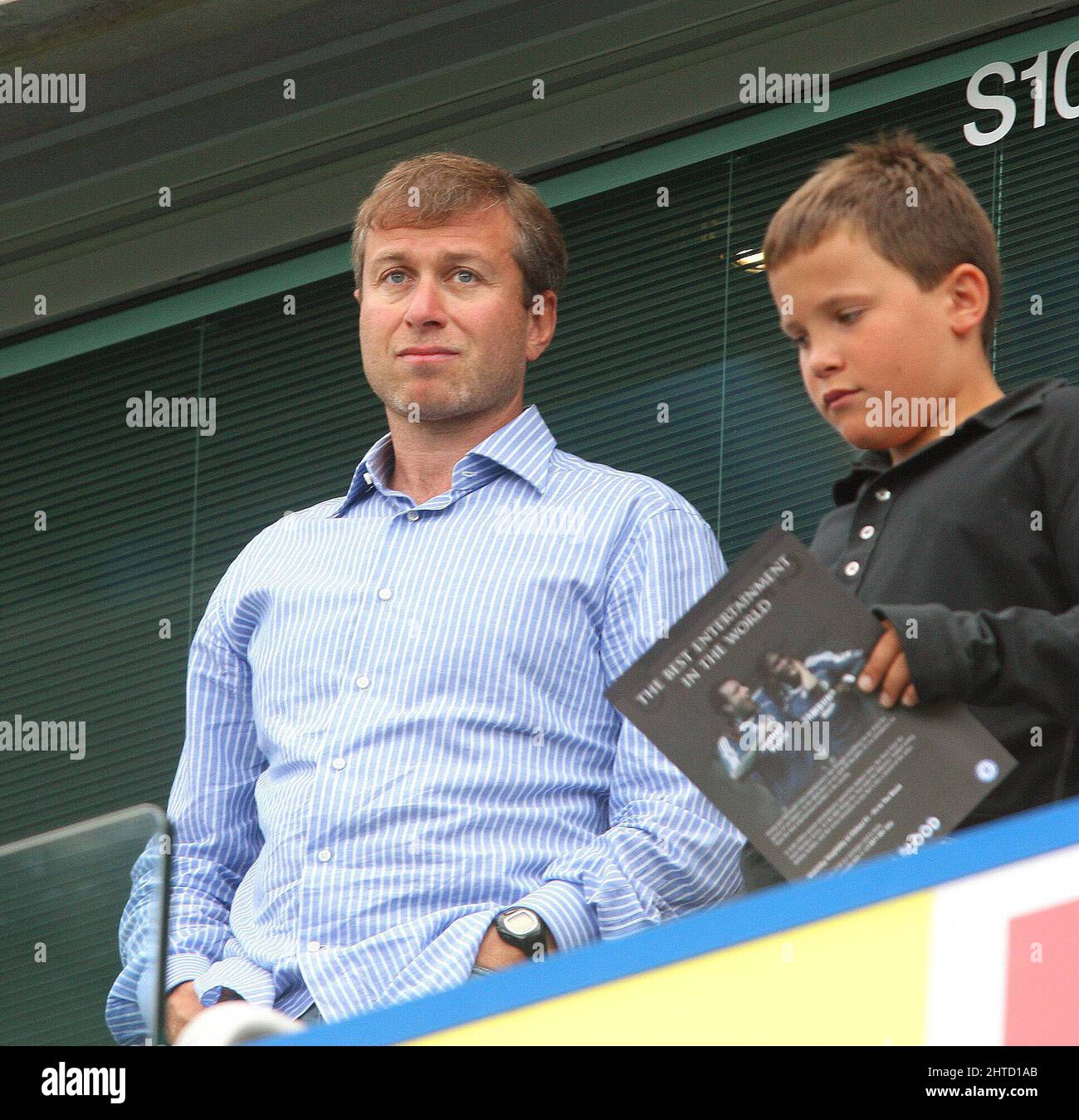 28. Februar 2022 - ROMAN ABRAMOVICH - CHELSEA FC DATEI FOTO Roman Abramovich und Gast in seiner privaten Box an der Stamford Bridge Chelsea gegen Birmingham City Premiership Fußballspiel, Stamford Bridge, London, Großbritannien - 12. Aug 2007 Bild : © Mark Pain / Alamy Live News Stockfoto