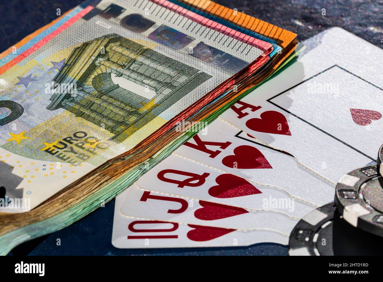 Nahaufnahme von Spielkarten, Geld und Pokerchips Stockfoto