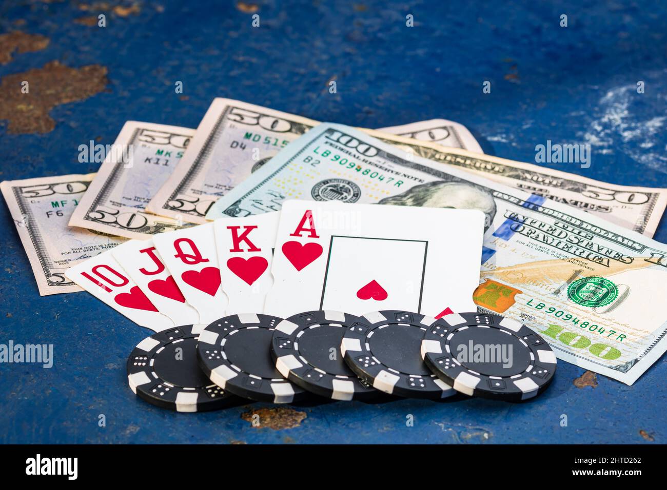 Nahaufnahme von Spielkarten, Geld und Pokerchips auf einer blauen Oberfläche Stockfoto