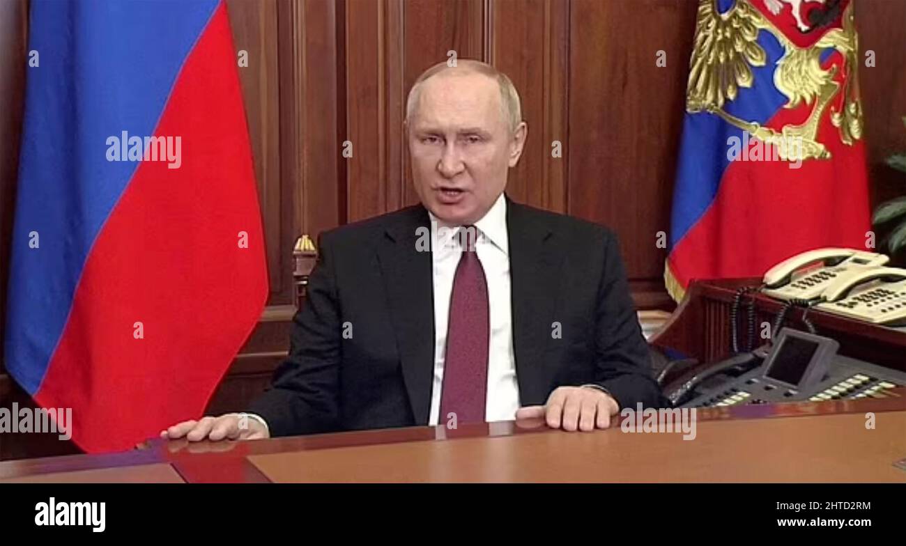 DER russische Präsident WLADIMIR PUTIN erklärt in einer Fernsehansprache am 26. Februar 2022, dass er die russische nukleare Abschreckung in besondere Alarmbereitschaft setzt. Foto: Kremlin TV. Stockfoto