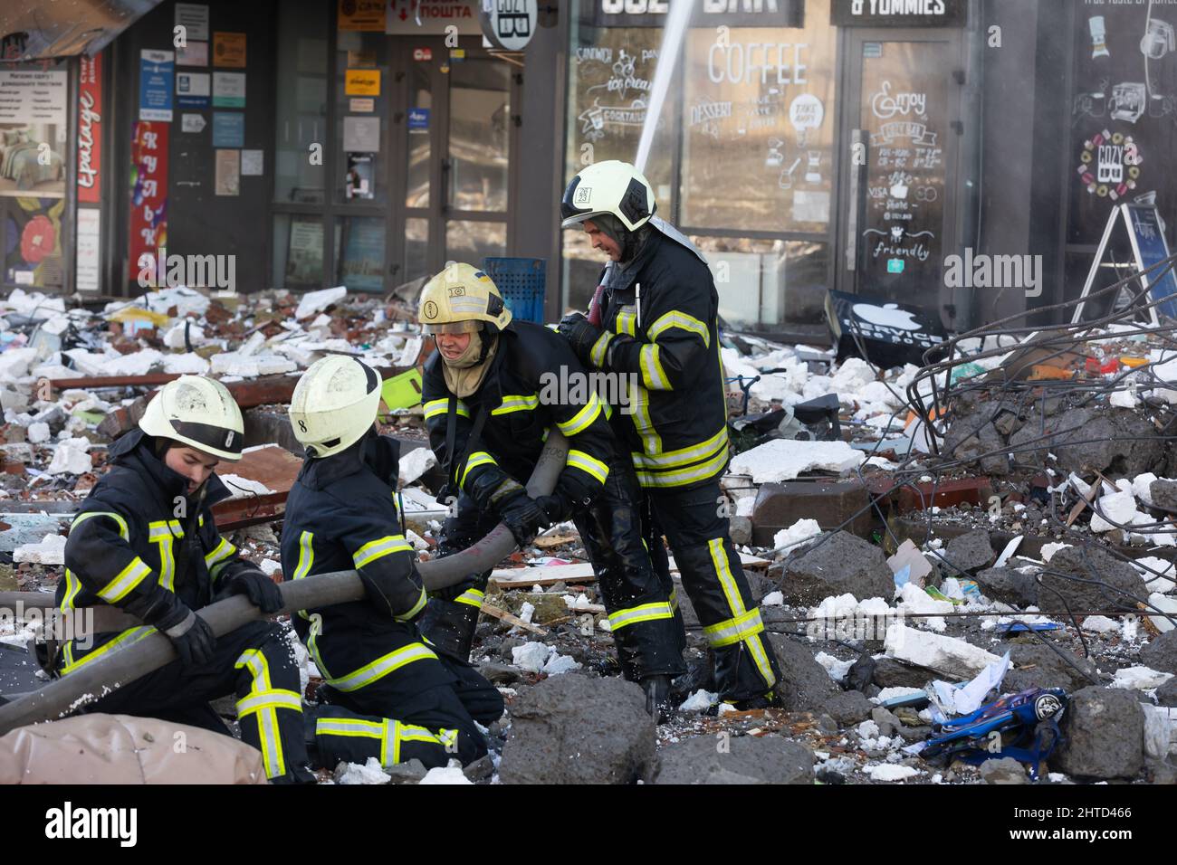 KIEW, UKRAINE - 25. Februar 2022: Krieg Russlands gegen die Ukraine. Rettungsdienst arbeitet in der Nähe eines von einer russischen Rakete zerstörten Hauses in Kiew.Quelle: Mykhailo Palintschak/Alamy Live News Stockfoto