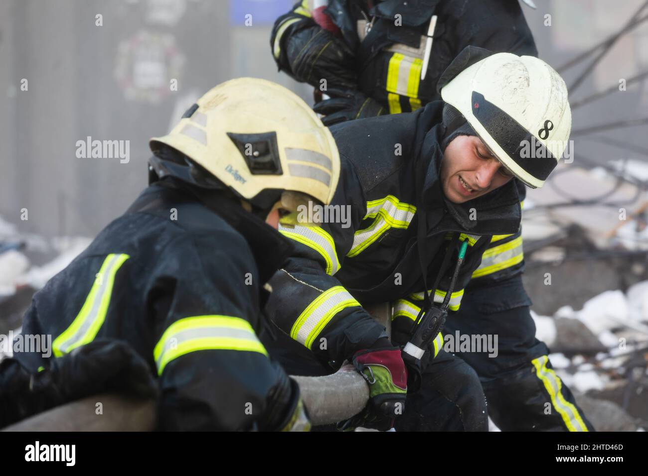 KIEW, UKRAINE - 25. Februar 2022: Krieg Russlands gegen die Ukraine. Rettungsdienst arbeitet in der Nähe eines von einer russischen Rakete zerstörten Hauses in Kiew.Quelle: Mykhailo Palintschak/Alamy Live News Stockfoto