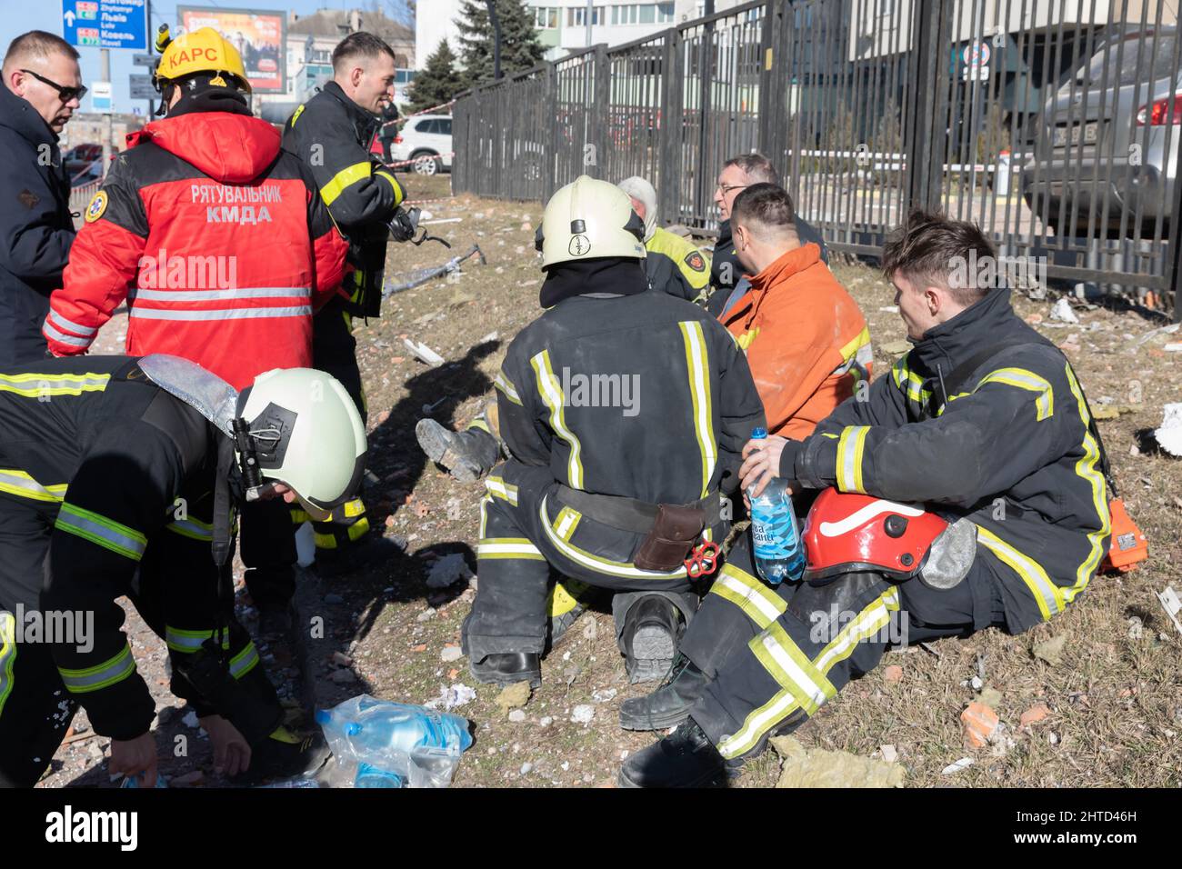 KIEW, UKRAINE - 25. Februar 2022: Krieg Russlands gegen die Ukraine. Rettungsdienst arbeitet in der Nähe eines von einer russischen Rakete zerstörten Hauses in Kiew.Quelle: Mykhailo Palintschak/Alamy Live News Stockfoto