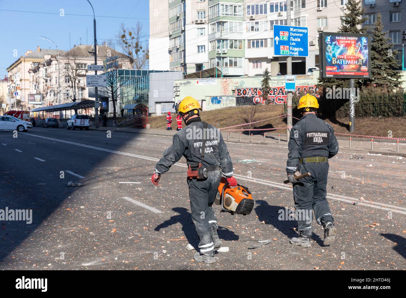 KIEW, UKRAINE - 25. Februar 2022: Krieg Russlands gegen die Ukraine. Rettungsdienst arbeitet in der Nähe eines von einer russischen Rakete zerstörten Hauses in Kiew.Quelle: Mykhailo Palintschak/Alamy Live News Stockfoto