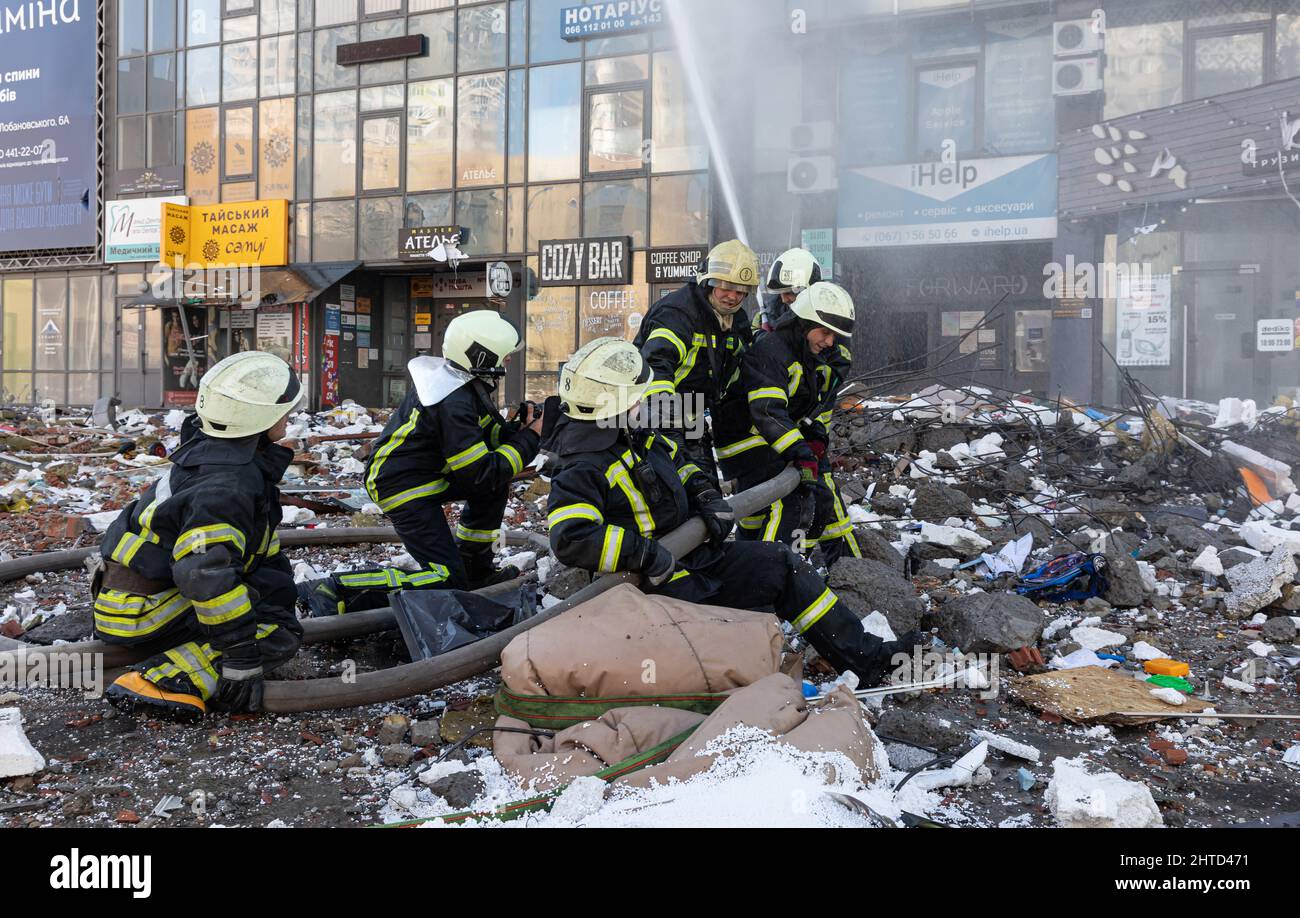 KIEW, UKRAINE - 25. Februar 2022: Krieg Russlands gegen die Ukraine. Rettungsdienst arbeitet in der Nähe eines von einer russischen Rakete zerstörten Hauses in Kiew.Quelle: Mykhailo Palintschak/Alamy Live News Stockfoto