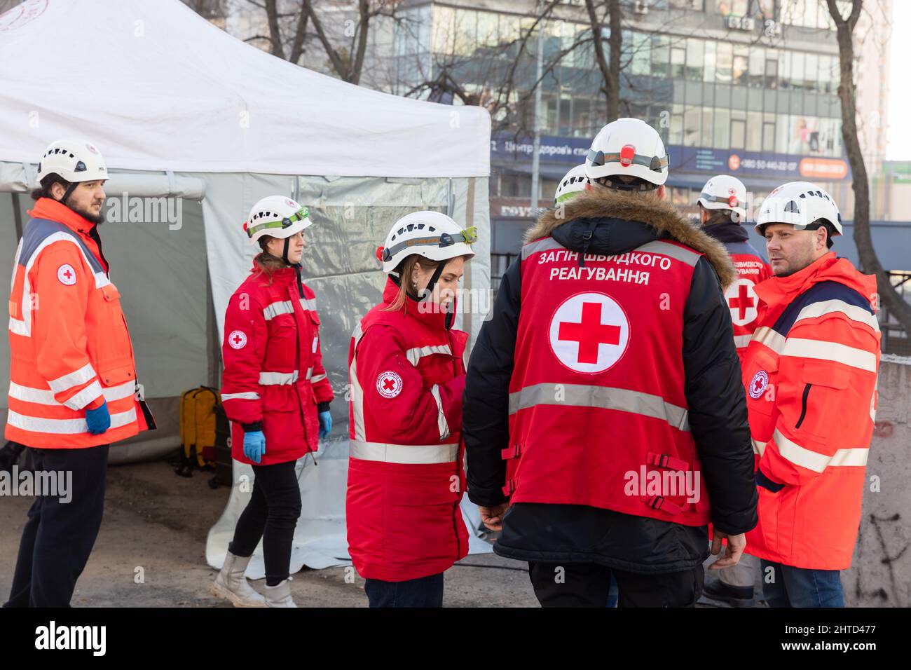 KIEW, UKRAINE - 25. Februar 2022: Krieg Russlands gegen die Ukraine. Rettungsdienst arbeitet in der Nähe eines von einer russischen Rakete zerstörten Hauses in Kiew.Quelle: Mykhailo Palintschak/Alamy Live News Stockfoto