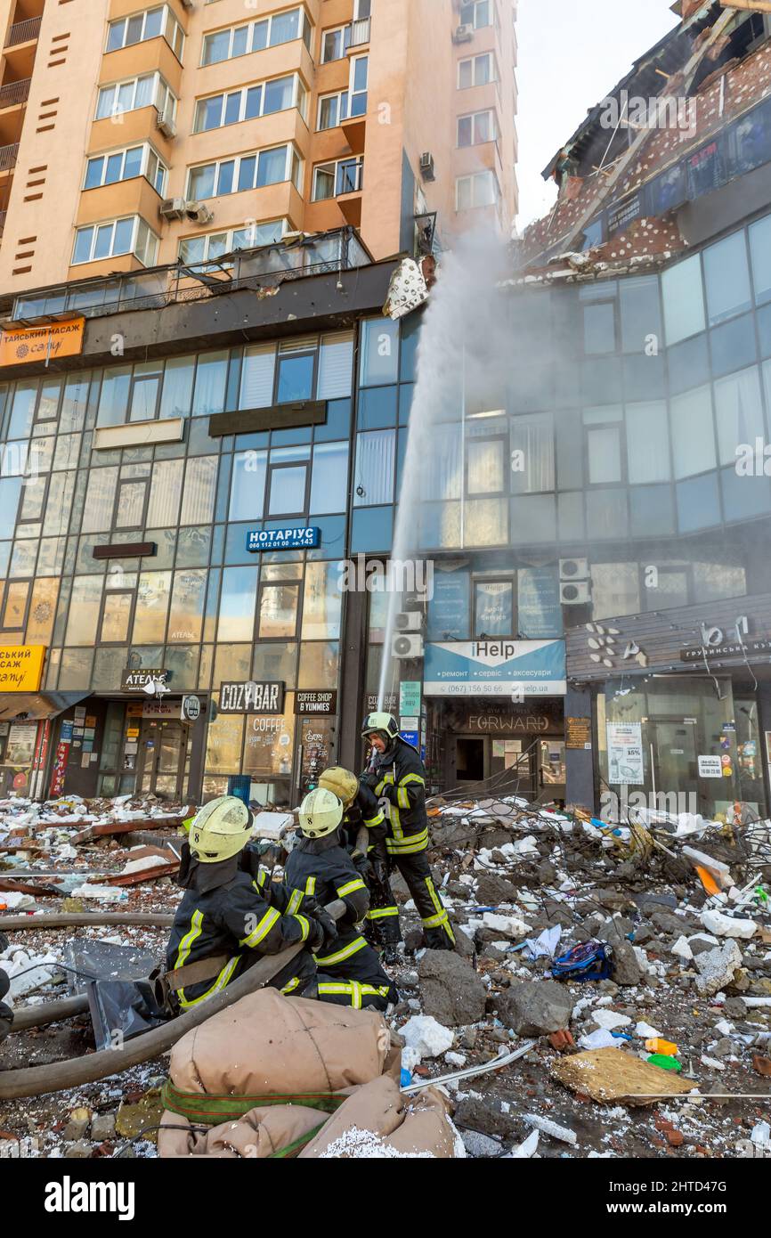 KIEW, UKRAINE - 25. Februar 2022: Krieg Russlands gegen die Ukraine. Rettungsdienst arbeitet in der Nähe eines von einer russischen Rakete zerstörten Hauses in Kiew.Quelle: Mykhailo Palintschak/Alamy Live News Stockfoto