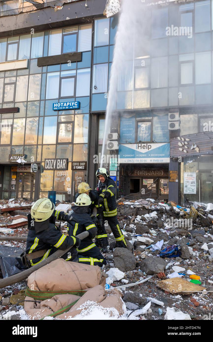 KIEW, UKRAINE - 25. Februar 2022: Krieg Russlands gegen die Ukraine. Rettungsdienst arbeitet in der Nähe eines von einer russischen Rakete zerstörten Hauses in Kiew.Quelle: Mykhailo Palintschak/Alamy Live News Stockfoto