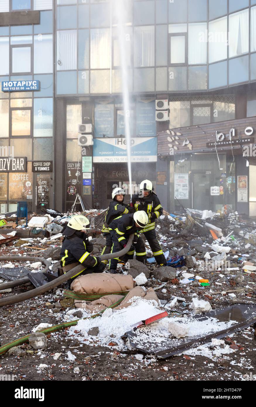 KIEW, UKRAINE - 25. Februar 2022: Krieg Russlands gegen die Ukraine. Rettungsdienst arbeitet in der Nähe eines von einer russischen Rakete zerstörten Hauses in Kiew.Quelle: Mykhailo Palintschak/Alamy Live News Stockfoto