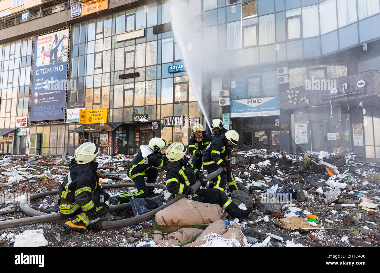 KIEW, UKRAINE - 25. Februar 2022: Krieg Russlands gegen die Ukraine. Rettungsdienst arbeitet in der Nähe eines von einer russischen Rakete zerstörten Hauses in Kiew.Quelle: Mykhailo Palintschak/Alamy Live News Stockfoto