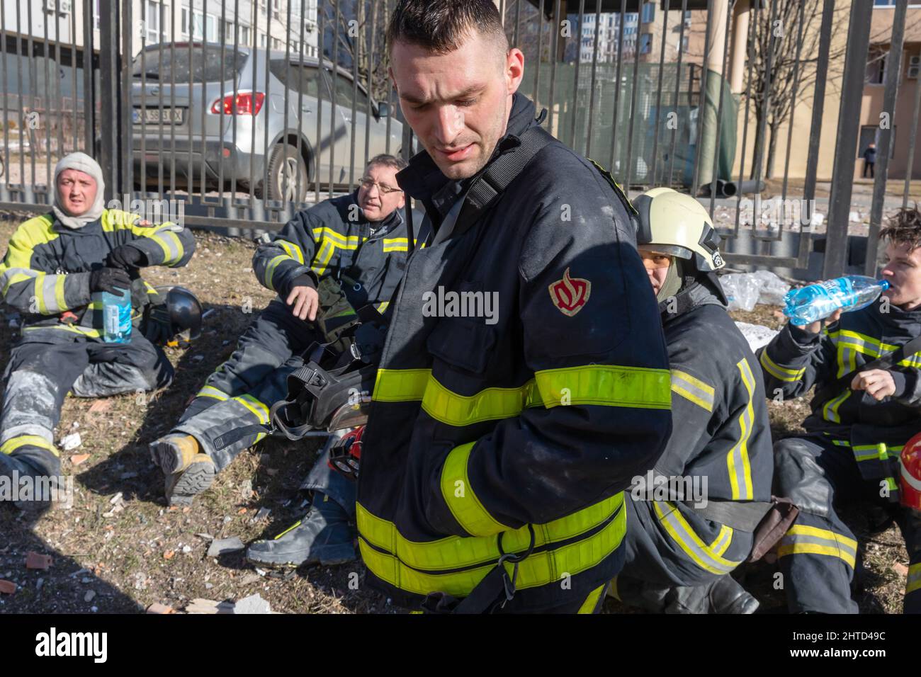 KIEW, UKRAINE - 25. Februar 2022: Krieg Russlands gegen die Ukraine. Rettungsdienst arbeitet in der Nähe eines von einer russischen Rakete zerstörten Hauses in Kiew.Quelle: Mykhailo Palintschak/Alamy Live News Stockfoto