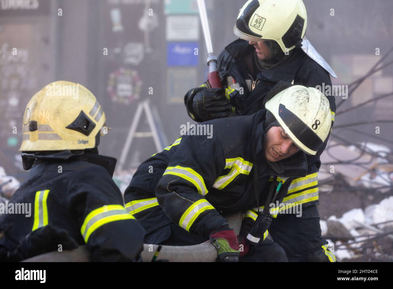 KIEW, UKRAINE - 25. Februar 2022: Krieg Russlands gegen die Ukraine. Rettungsdienst arbeitet in der Nähe eines von einer russischen Rakete zerstörten Hauses in Kiew.Quelle: Mykhailo Palintschak/Alamy Live News Stockfoto