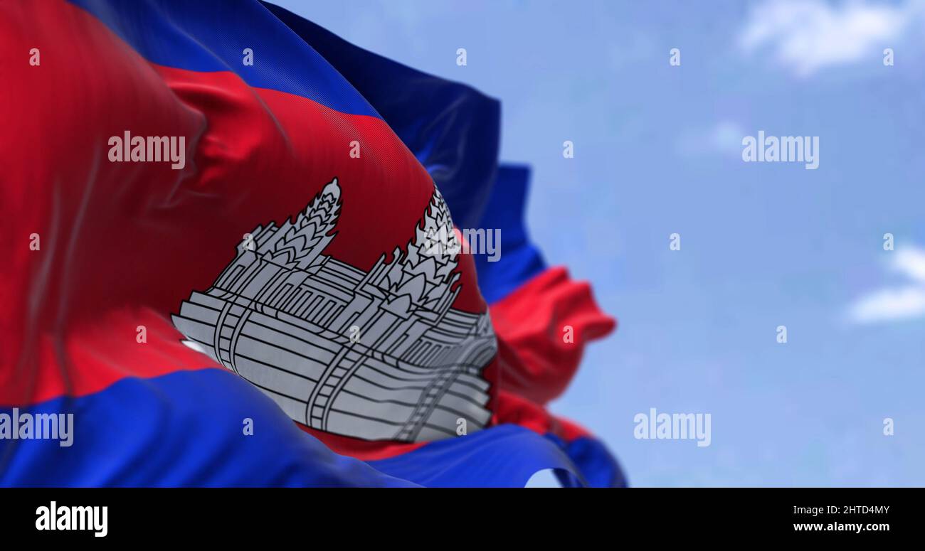Detail der Nationalflagge Kambodschas, die an einem klaren Tag im Wind winkt. Kambodscha ist ein Land im südlichen Teil der indochinesischen PE Stockfoto