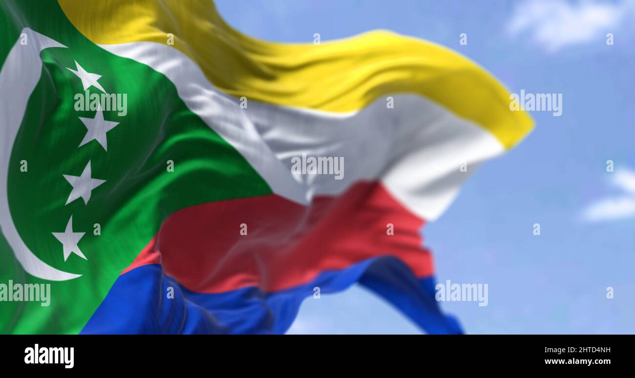 Detail der Nationalflagge der Komoren, die an einem klaren Tag im Wind winkt. Komoren ist ein Inselstaat im Indischen Ozean. Patriotismus. Selektiv Stockfoto
