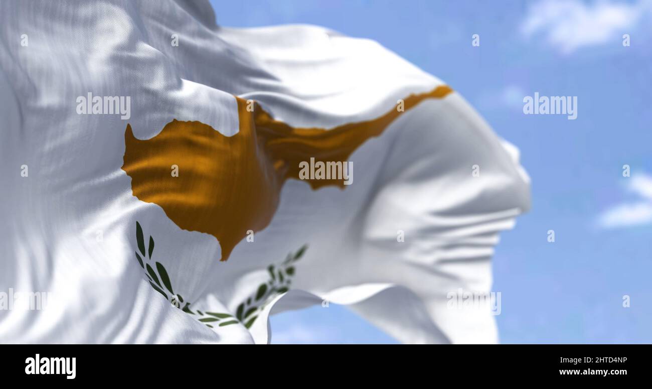 Detail der Nationalflagge Zyperns, die an einem klaren Tag im Wind winkt. Zypern ist ein Inselstaat im östlichen Mittelmeer. Patriotismus. Sel Stockfoto