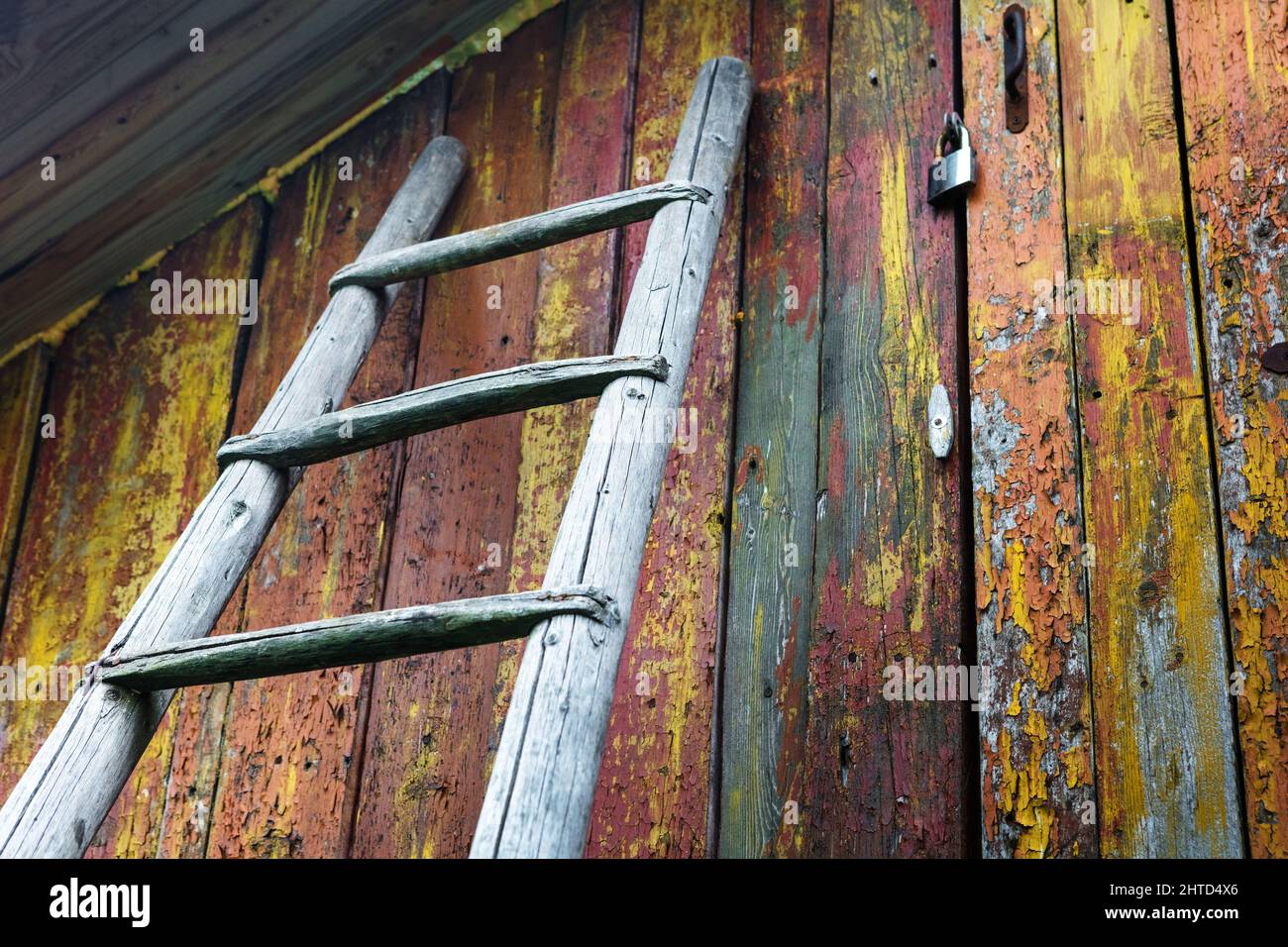 Holztreppe an der alten Scheune Stockfoto