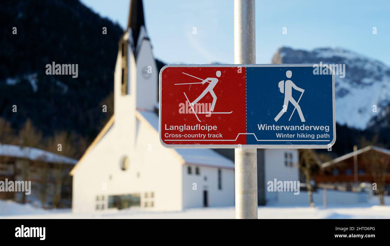 Schilder für eine kombinierte Langlaufloipe und Winterwanderweg in Pertisau österreich Stockfoto