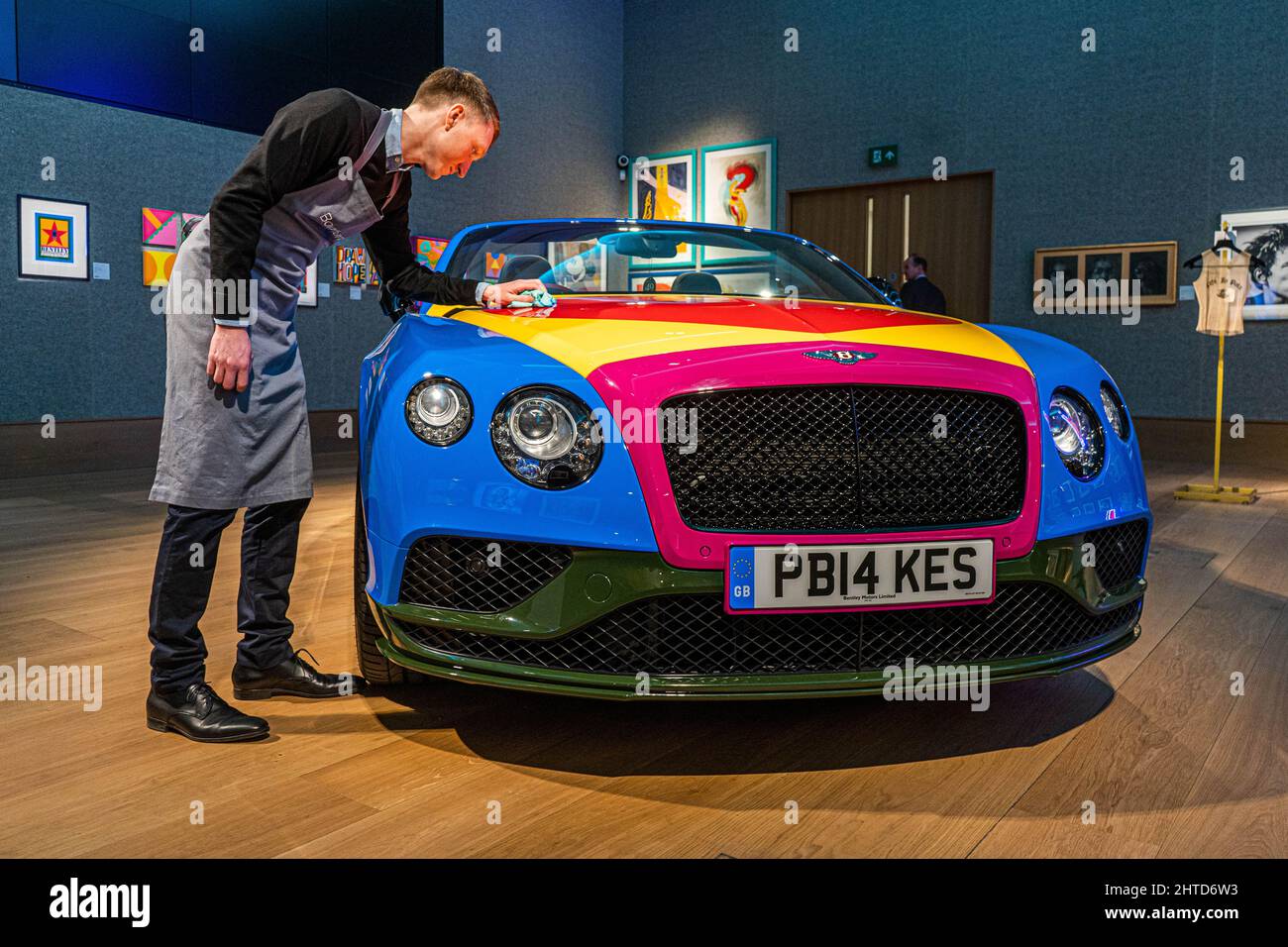 LONDON, GROSSBRITANNIEN. 28. Februar 2022. PETER BLAKE 2016 Bentley Continental GT V8 S Cabrio, Schätzung: 300.000-400.000, der weltweit erste und einzige britische Pop Art Bentley als Ergebnis einer Zusammenarbeit zwischen Bentley Motors und dem britischen Pop-Künstler Sir Peter Blake. Die Auktion findet am 3. März 2022 im Bonhams Auktionshaus in der New Bond Street statt.Credit: amer ghazzal/Alamy Live News Stockfoto