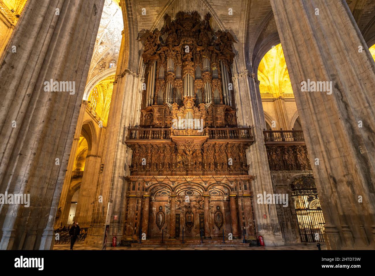 Kirchenorgel im Innenraum der Kathedrale Santa María de la Sede in Sevilla, Andalusien, Spanien | Kathedrale von Sevilla Kirche Santa Maria del See oder Stockfoto