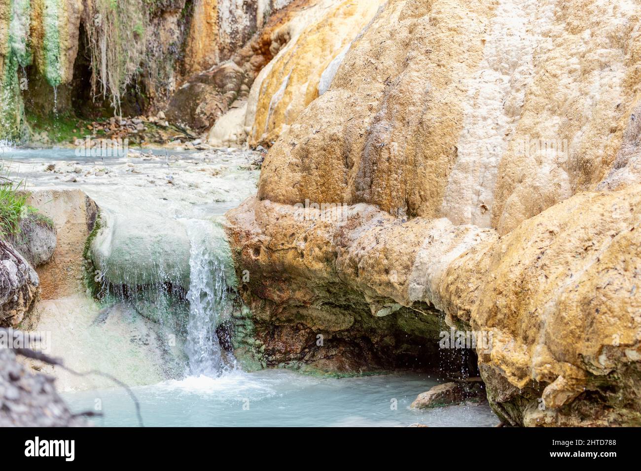 Der Mineralwasser-Bach in Bagni San Filippo erzeugt kleine Wasserfälle und Stromschnellen. Toskana, Italien Stockfoto