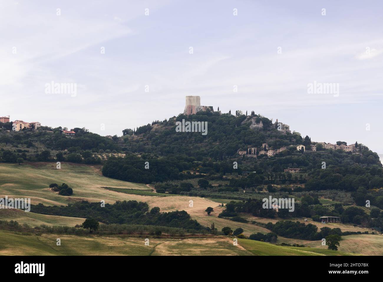 Die Rocca di Tentennano - der mittelalterliche Turm, der das Dorf Rocca d'Orcia dominiert. Toskana, Italien Stockfoto