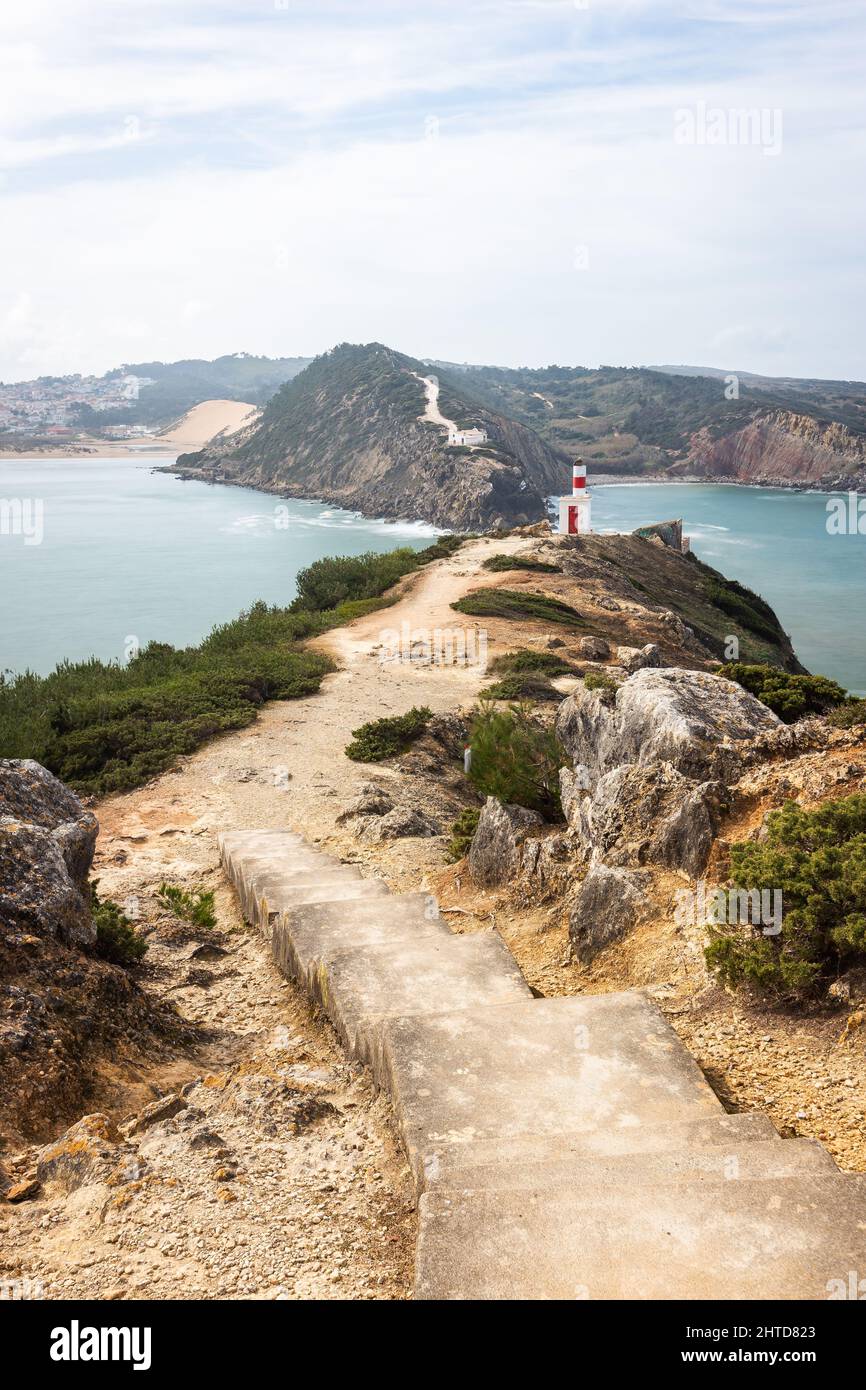 Klippen und Leuchtturm am Strand Sao Martinho do Porto, Portugal Stockfoto