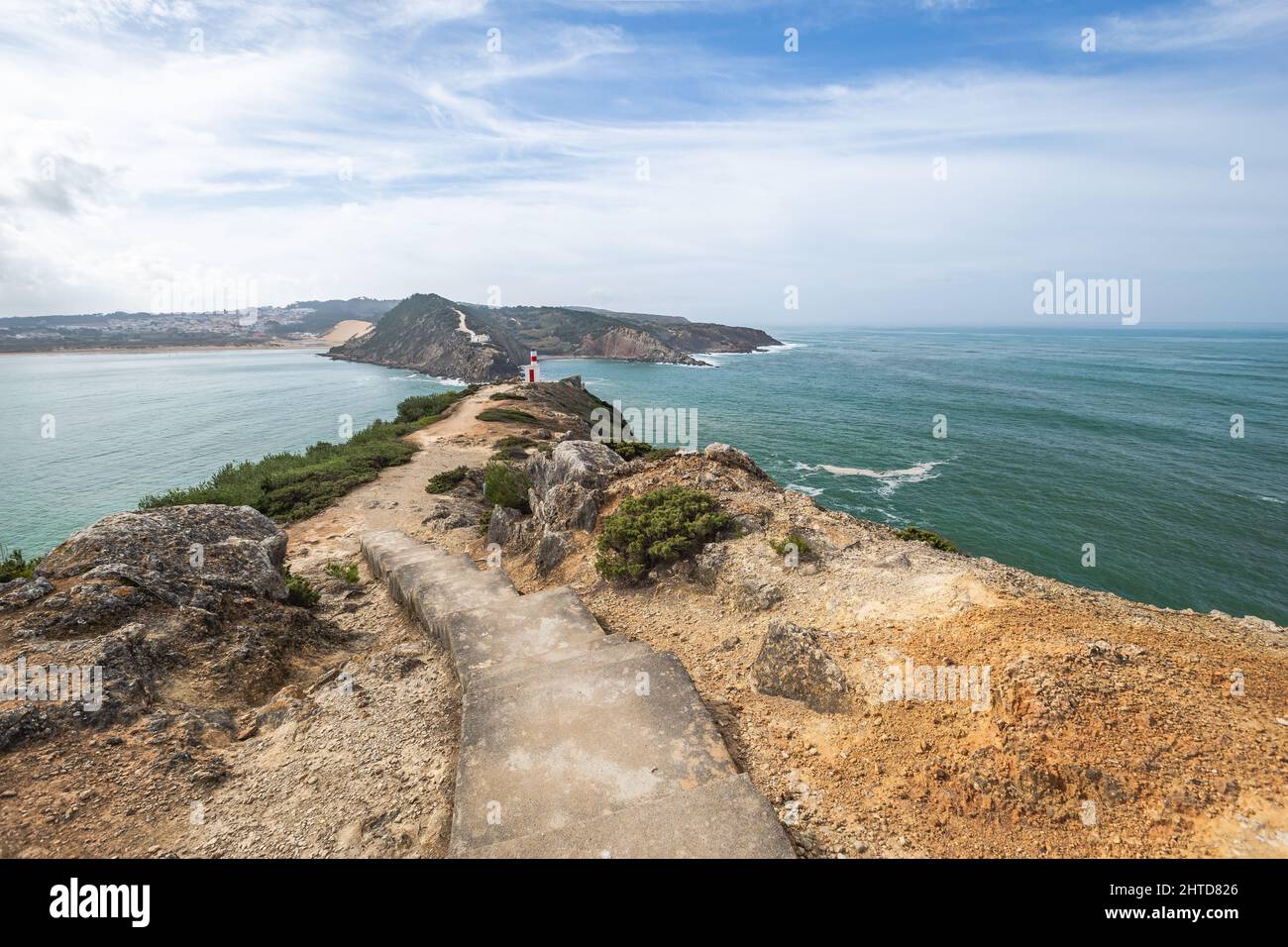 Klippen und Leuchtturm am Strand Sao Martinho do Porto, Portugal Stockfoto