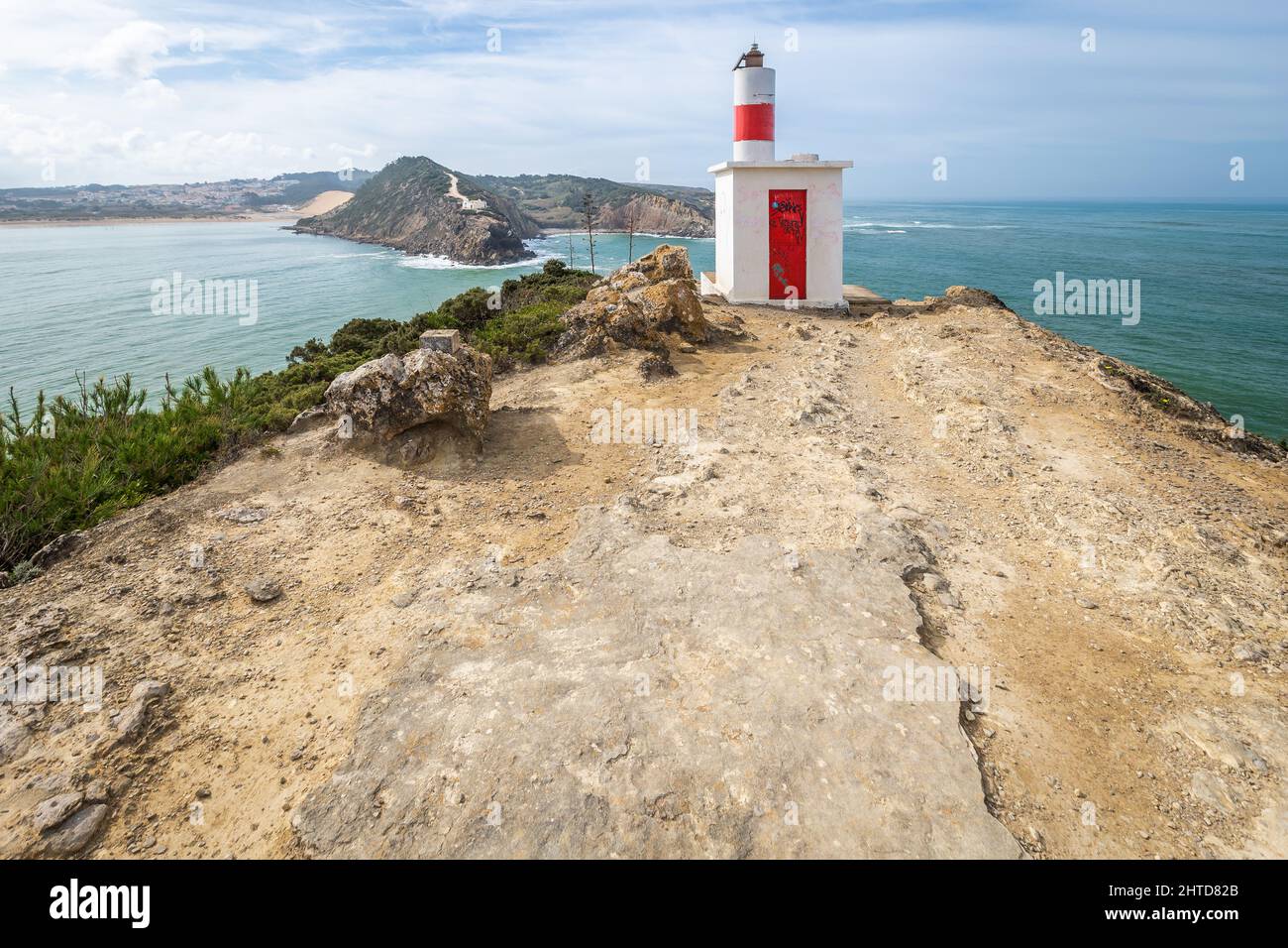 Klippen und Leuchtturm am Strand Sao Martinho do Porto, Portugal Stockfoto
