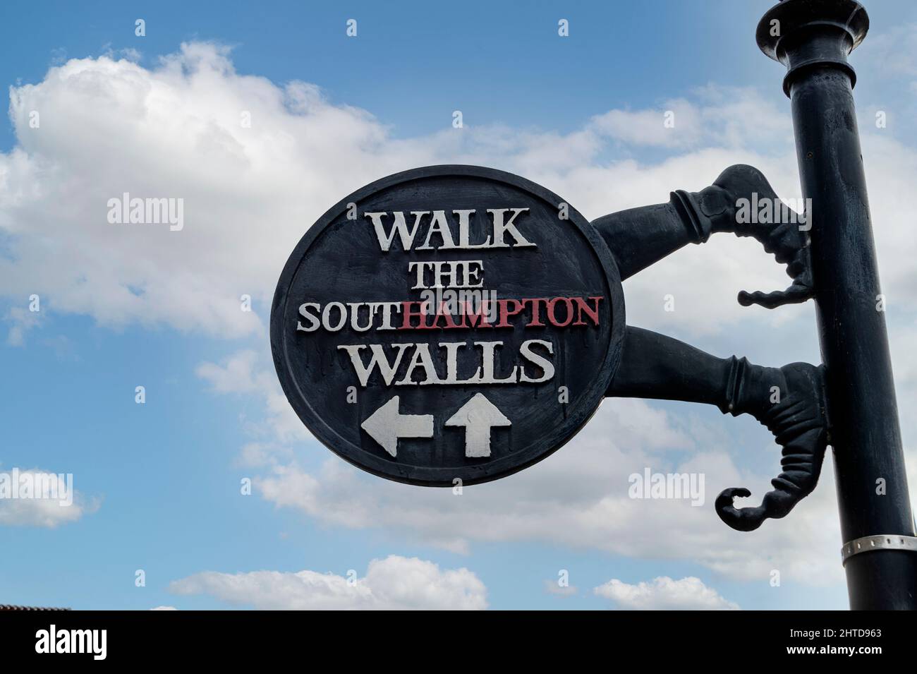 Touristenschild zu den historischen alten Stadtmauern von Southampton Stockfoto