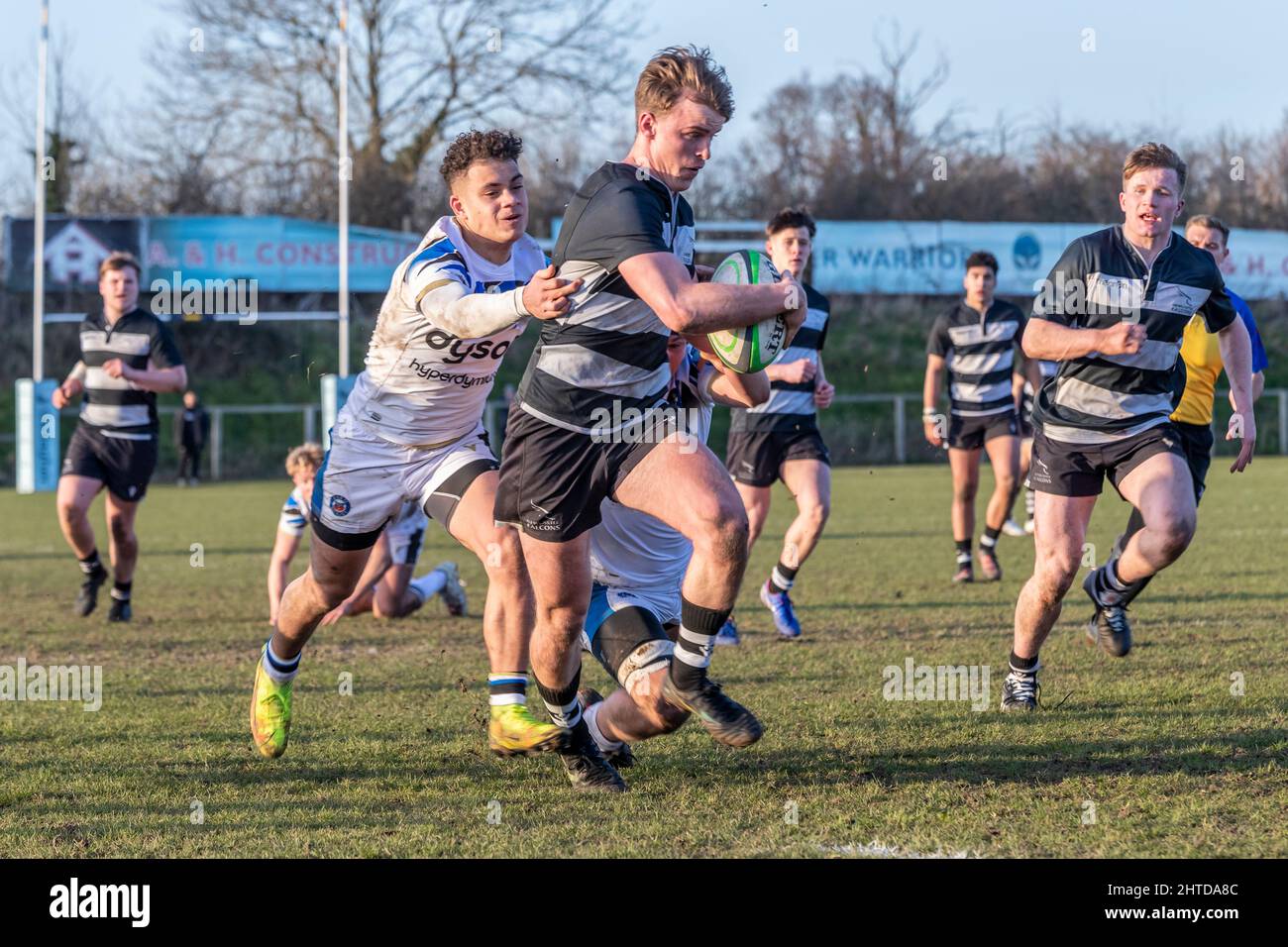 Jeremy Civil mit Ball für Newcastle Falcons, die in Black & White gegen Bath unter 18s im Sixways-Stadion der Worcester Warriors sind. 27.. Februar 2022. Stockfoto