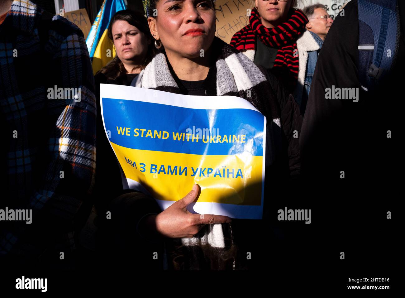 Amsterdam, Niederlande. 27.. Februar 2022. Nach den Angriffen von Wladimir Putins Russland auf die Ukraine versammelten sich Tausende von Menschen zur Unterstützung der Ukraine und hielten Demonstrationen ab, wobei die Teilnehmer Transparente trugen, die sagten: 'Nein zum Krieg', 'Freie Ukraine', 'Geh zurück nach Hause Russland', 'Boykott Russland' und 'Stoppt Putin'. Stockfoto
