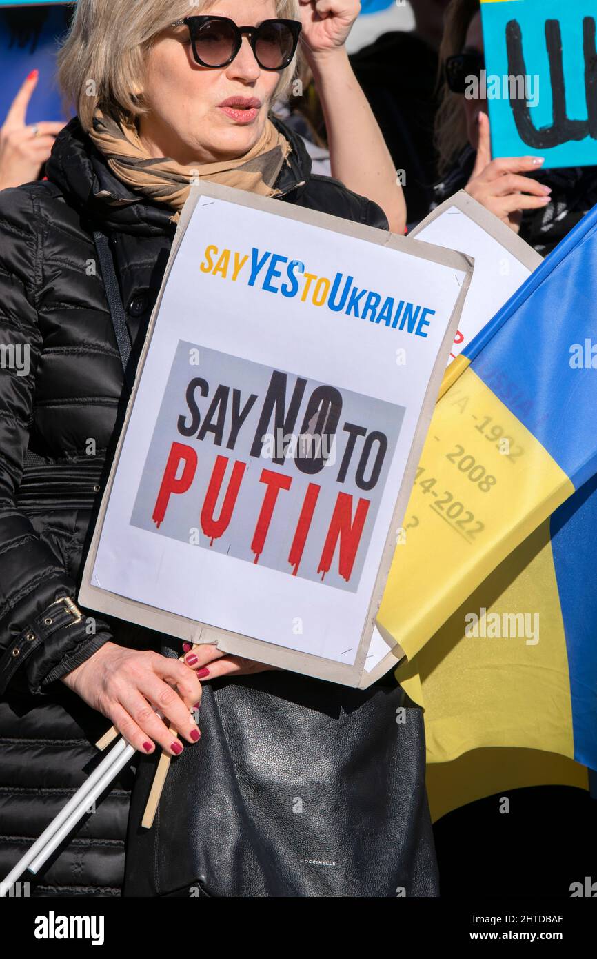Frau mit einem Billboard Sag Ja zur Ukraine Sag Nein zu Putin beim Protest gegen den Krieg in der Ukraine in Amsterdam, Niederlande 27-2-2022 Stockfoto
