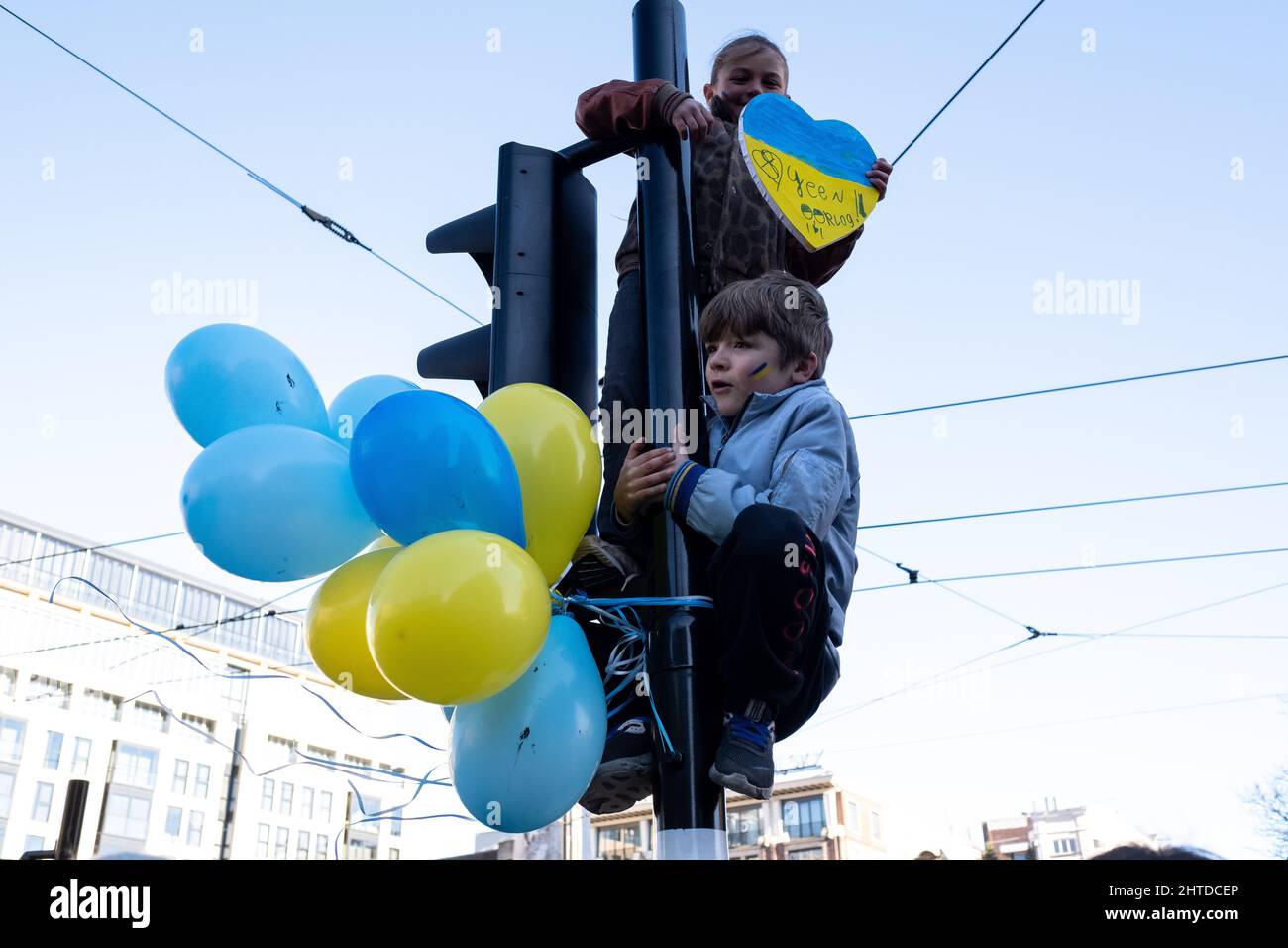 Amsterdam, Niederlande. 27.. Februar 2022. Nach den Angriffen von Wladimir Putins Russland auf die Ukraine versammelten sich Tausende von Menschen zur Unterstützung der Ukraine und hielten Demonstrationen ab, wobei die Teilnehmer Transparente trugen, die sagten: 'Nein zum Krieg', 'Freie Ukraine', 'Geh zurück nach Hause Russland', 'Boykott Russland' und 'Stoppt Putin'. Stockfoto