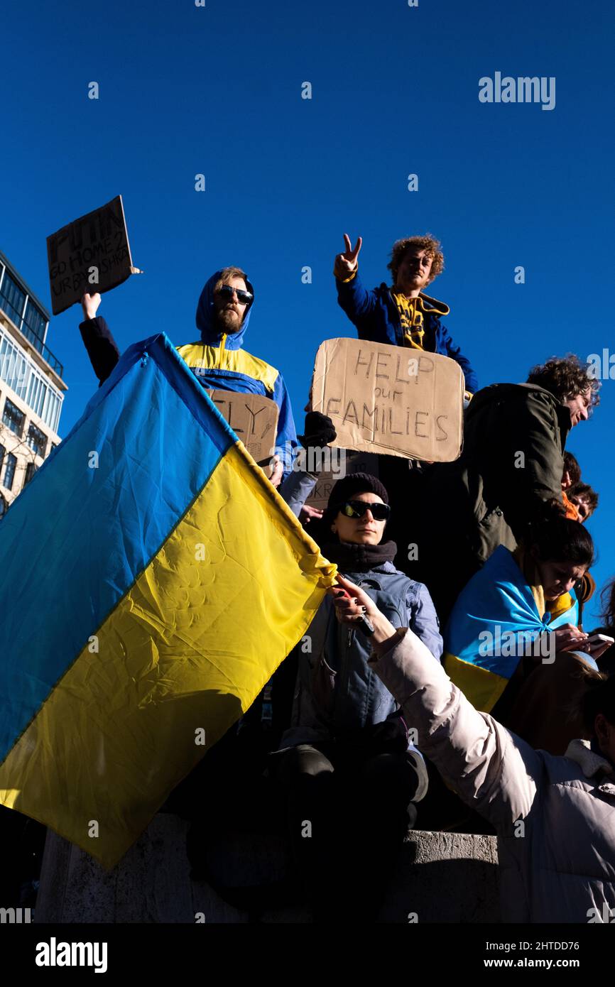 Amsterdam, Niederlande. 27.. Februar 2022. Nach den Angriffen von Wladimir Putins Russland auf die Ukraine versammelten sich Tausende von Menschen zur Unterstützung der Ukraine und hielten Demonstrationen ab, wobei die Teilnehmer Transparente trugen, die sagten: 'Nein zum Krieg', 'Freie Ukraine', 'Geh zurück nach Hause Russland', 'Boykott Russland' und 'Stoppt Putin'. Stockfoto