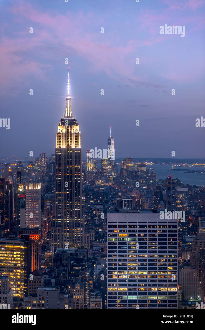 Top of the Rock - New York Skyline in der Dämmerung, mit Blick auf die Freiheitsstatue. Stockfoto