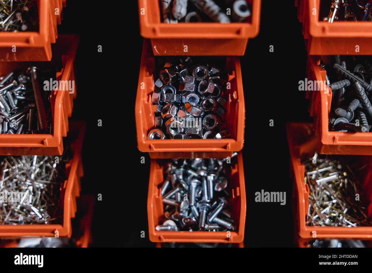 Kleine Boxen mit Schrauben und Muttern in einer Werkstatt Stockfoto
