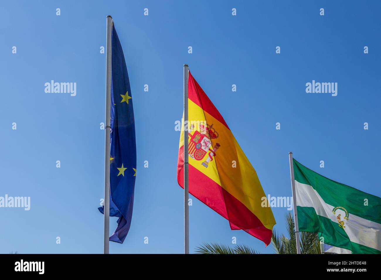 Spanische Flagge Fliegen mit der Europäischen und Andalusischen Flagge Stockfoto