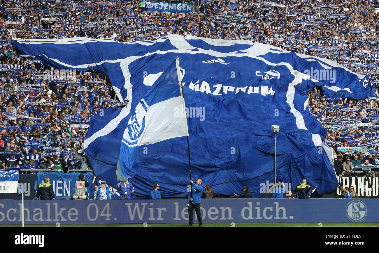 firo: 01.04.2017 Fuvuball, Saison 2016/2017 1.Bundesliga: FC Schalke 04 - BVB Borussia Dortmund 1:1 Fans Flaggen Nordkurve Einleger Hintergrund Gazprom Riesentrikot Stockfoto