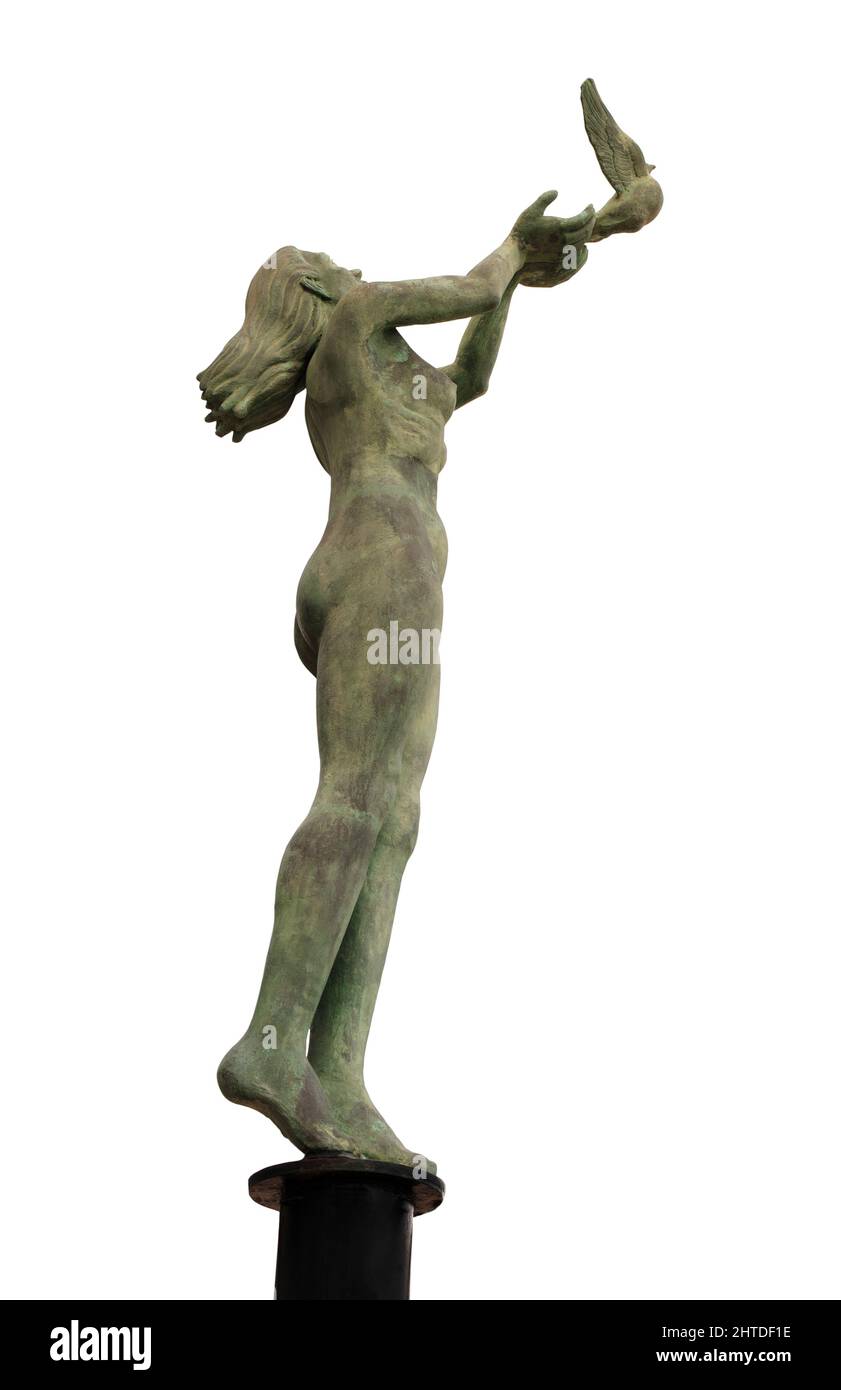 Auf Weiß einer Statue einer Frau ausschneiden, die eine Taube freilässt Stockfoto