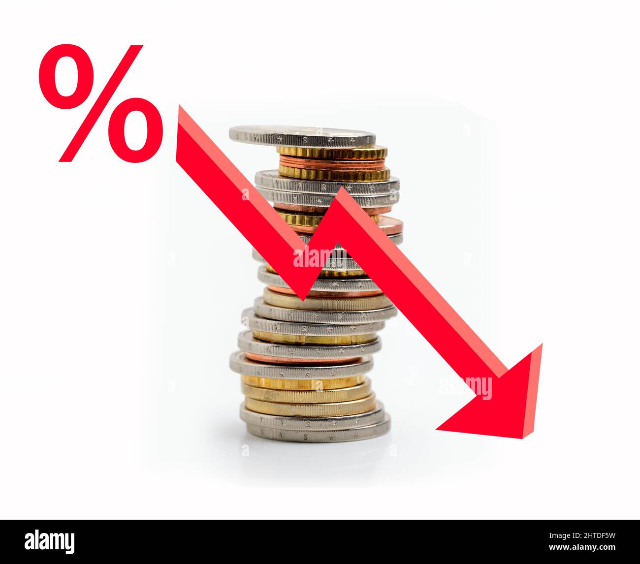 Coin Stack Step-Down-Grafik mit rotem Pfeil und Prozentsymbol, Risikomanagement, Finanzwirtschaft und Verwaltung der prozentualen Anlageminssätze in RE Stockfoto