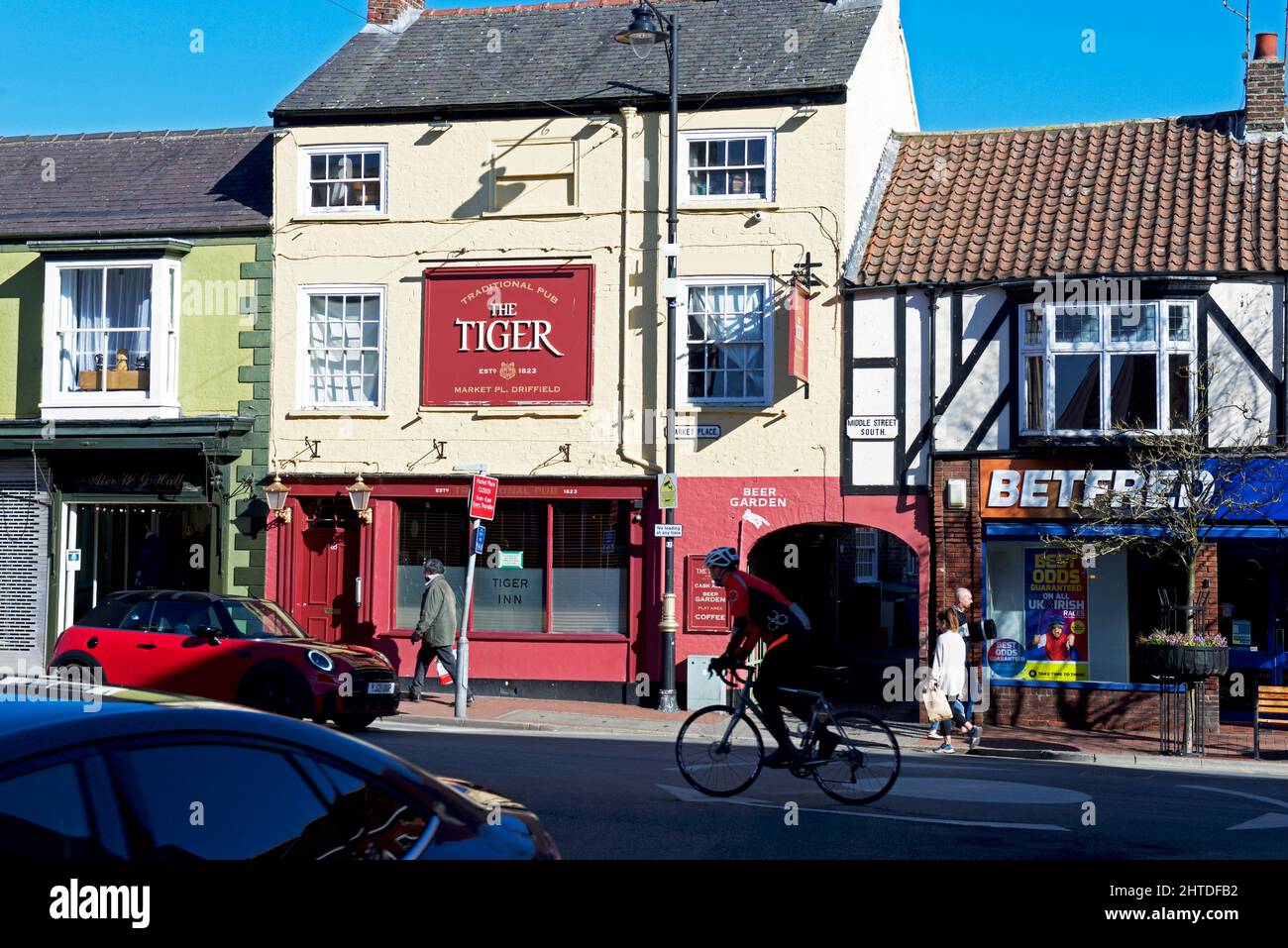 Verkehr an der Kreuzung in Driffield, East Yorkshire, England Stockfoto