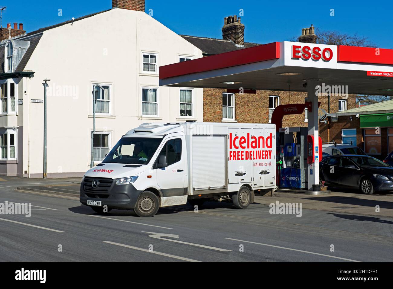 Island Lieferwagen verlässt Esso Tankstelle in Driffield, East Yorkshire, England Stockfoto