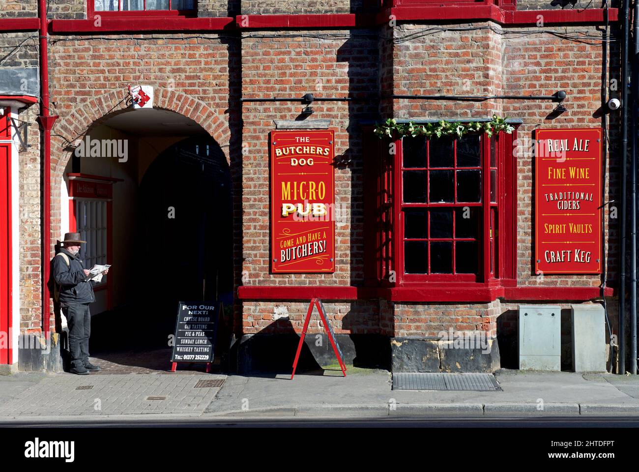 Mann, der auf die Eröffnung des Pubs in Driffield, East Yorkshire, England, wartet Stockfoto