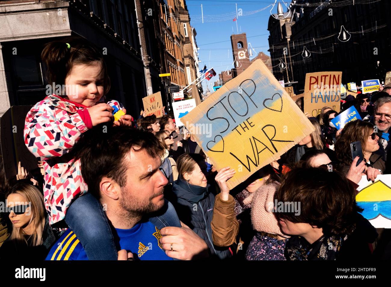 Amsterdam, Niederlande. 27.. Februar 2022. Nach den Angriffen von Wladimir Putins Russland auf die Ukraine versammelten sich Tausende von Menschen zur Unterstützung der Ukraine und hielten Demonstrationen ab, wobei die Teilnehmer Transparente trugen, die sagten: 'Nein zum Krieg', 'Freie Ukraine', 'Geh zurück nach Hause Russland', 'Boykott Russland' und 'Stoppt Putin'. Stockfoto