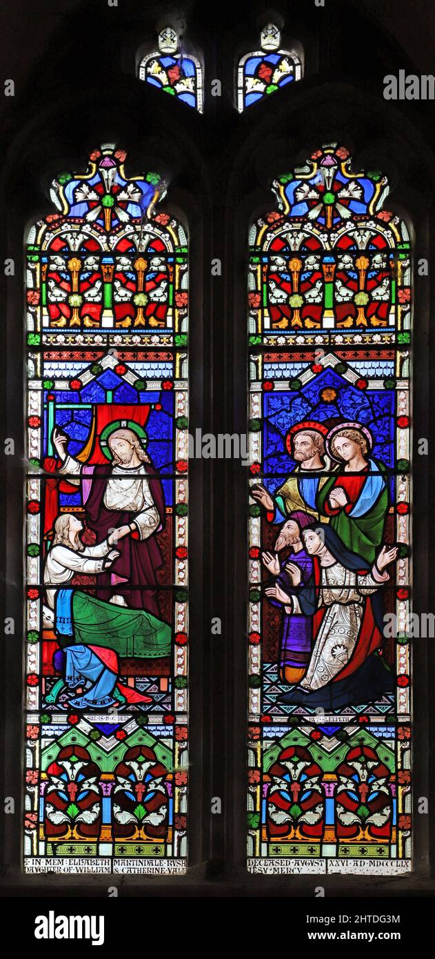 Ein Buntglasfenster, das die Auferweckung von Jairus's Tochter, St. John the Baptist Church, Mathon, Herefordshire, darstellt Stockfoto
