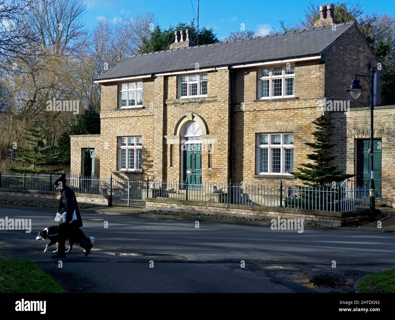 Frau, die am alten Polizeihaus in Market Weighton, East Yorkshire, England, vorbeigeht Stockfoto