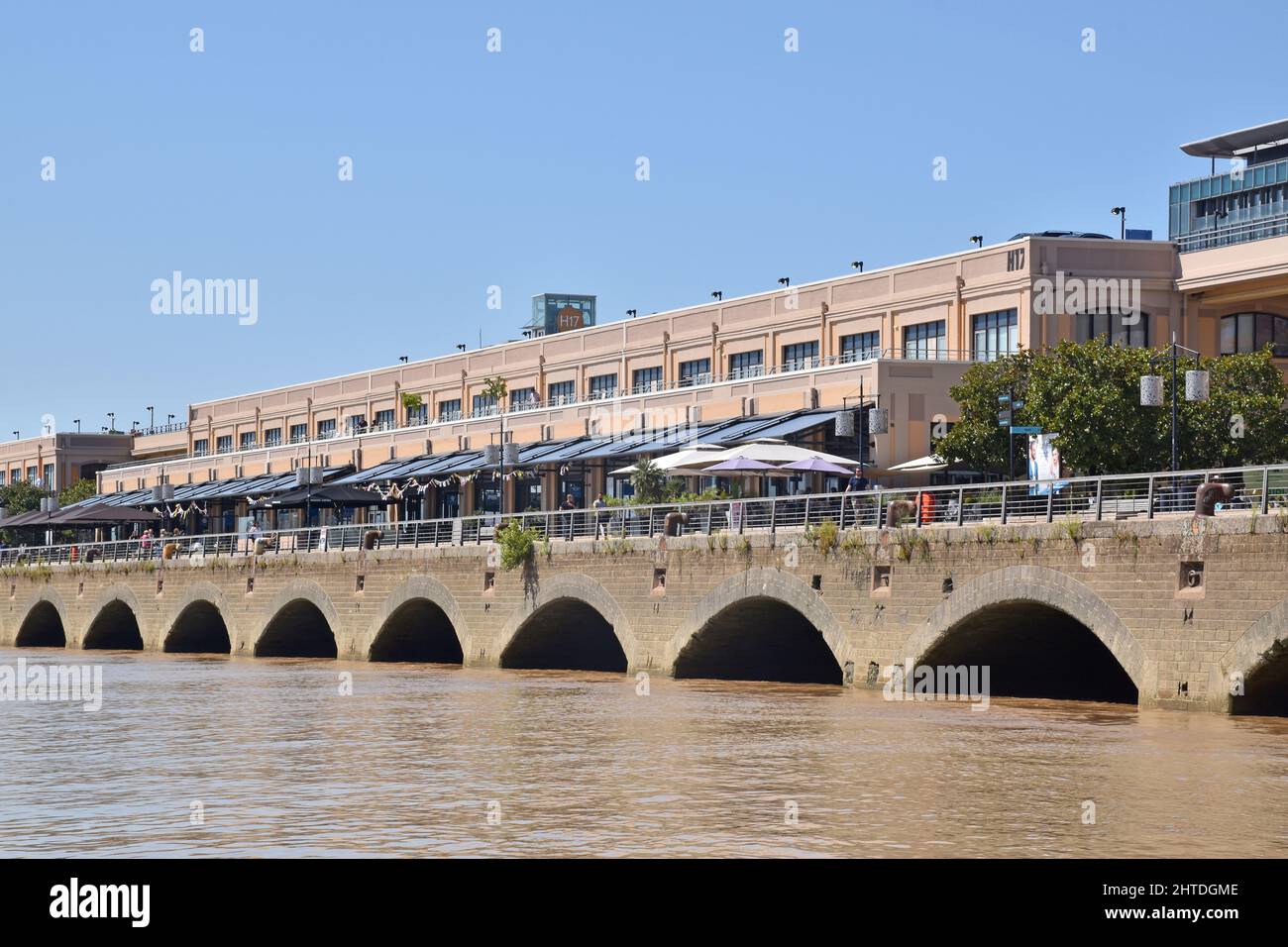 Blick von einem Boot aus auf die ehemaligen Weinlager auf dem Quai des Chartons, die meisten von ihnen werden heute für andere Veranstaltungen genutzt, darunter Restaurants usw. Stockfoto