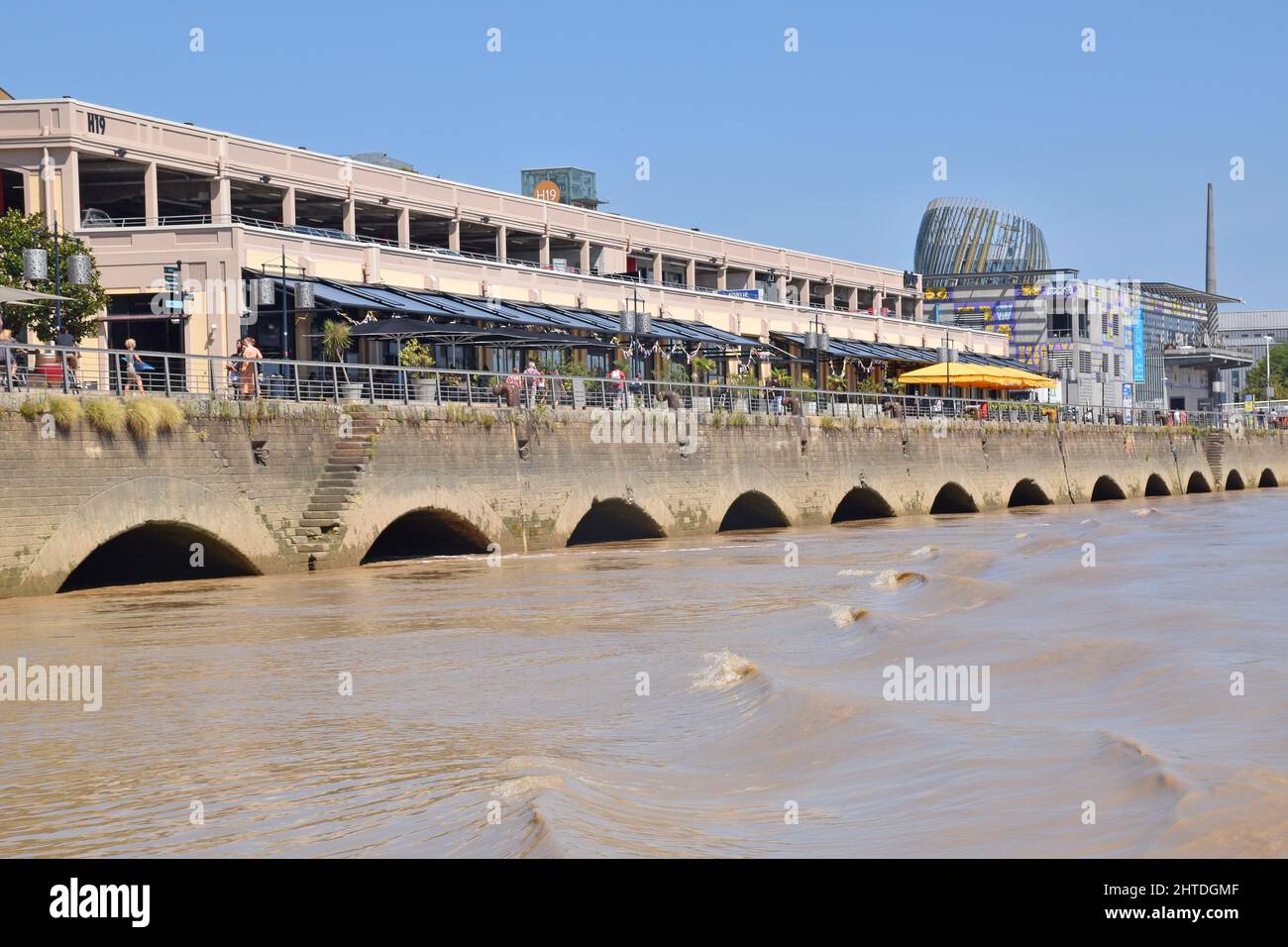 Blick von einem Boot aus auf die ehemaligen Weinlager auf dem Quai des Chartons, die meisten von ihnen werden heute für andere Veranstaltungen genutzt, darunter Restaurants usw. Stockfoto