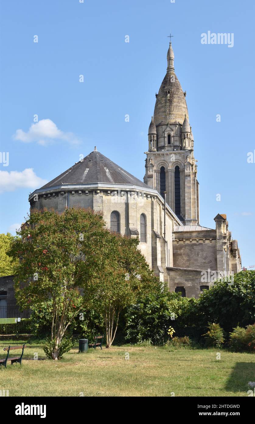 Eglise Sainte-Marie de la Bastide, Bordeaux, Frankreich, erbaut 1864-87, Architekt Paul Abadie, In einem Pastiche neo-mittelalterlichen Stil. Stockfoto